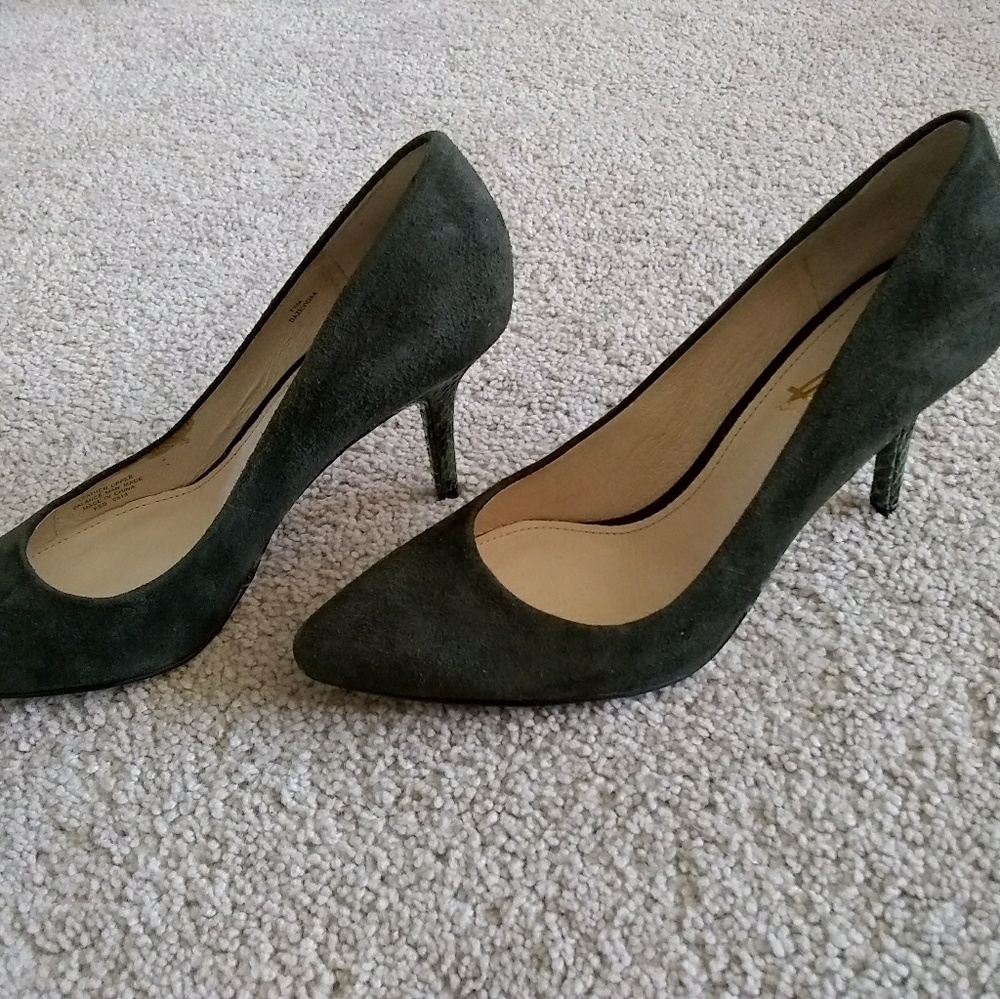 Joan & David Pumps